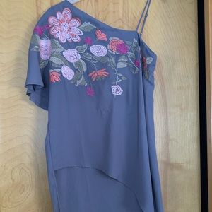 Bke gimmicks gray top with embroidery flowers
